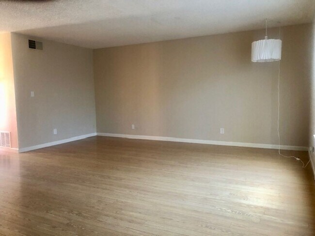 Building Photo - Charming 3 bedroom, 2.5 bath Townhome in C...