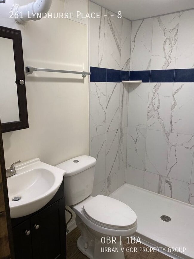 Foto del edificio - 261 Lyndhurst Pl