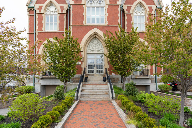 225 Dorchester Street se encuentra en el vecindario del sur de Boston. - The Residences at St. Augustine