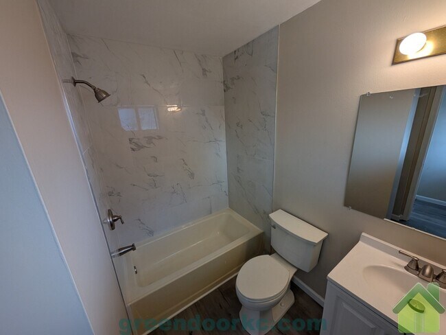 Foto del edificio - 412 Holiday Dr