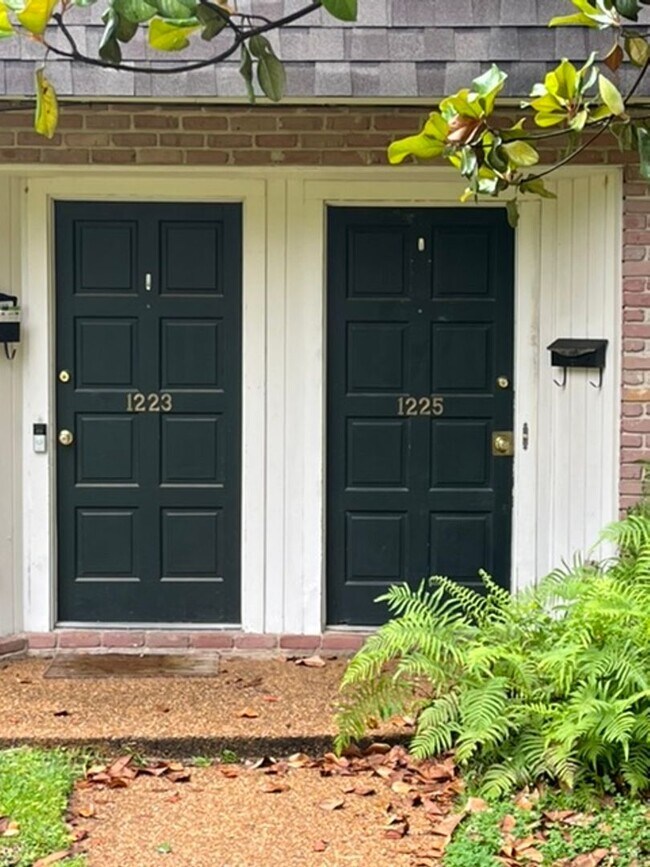 Photo - Linden - 1223/1225 Apartment