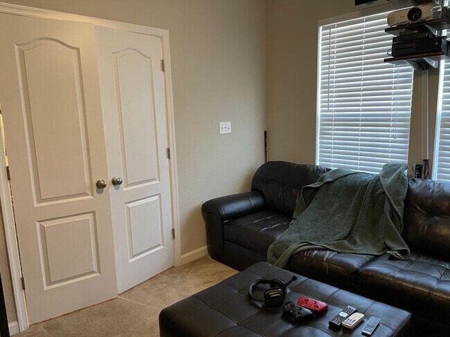 Foto del edificio - Really nice newly built 4 bedroom home with 2 full baths and one 1/2 baths