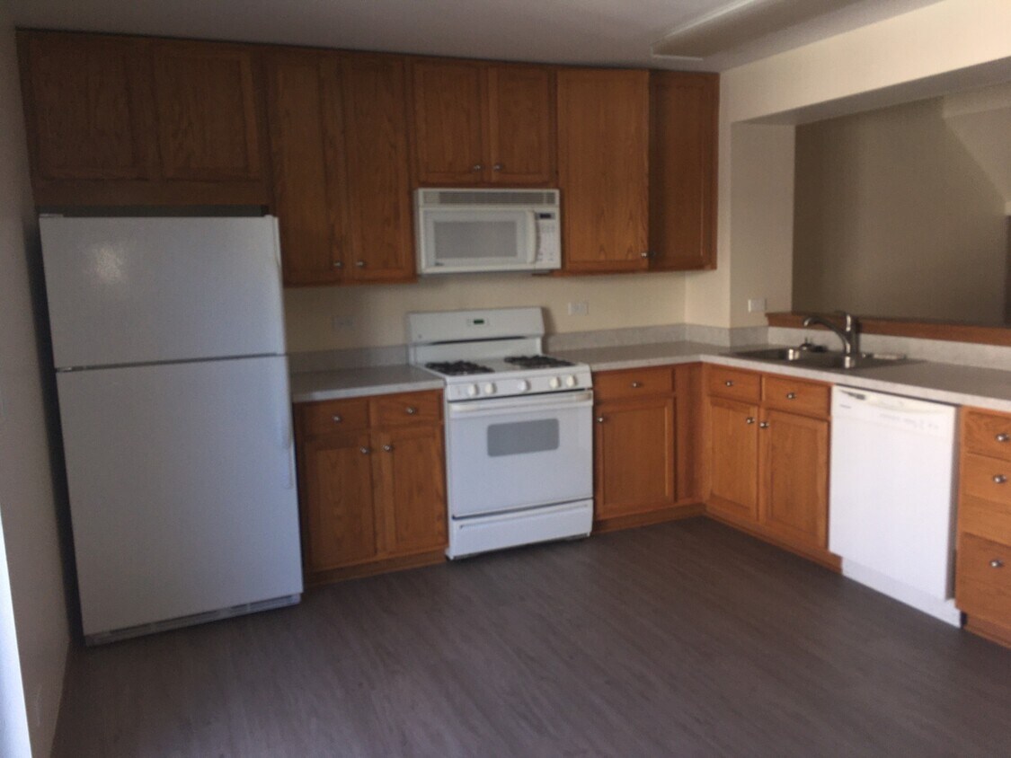 Primary Photo - 318 W Whispering Oaks Ln