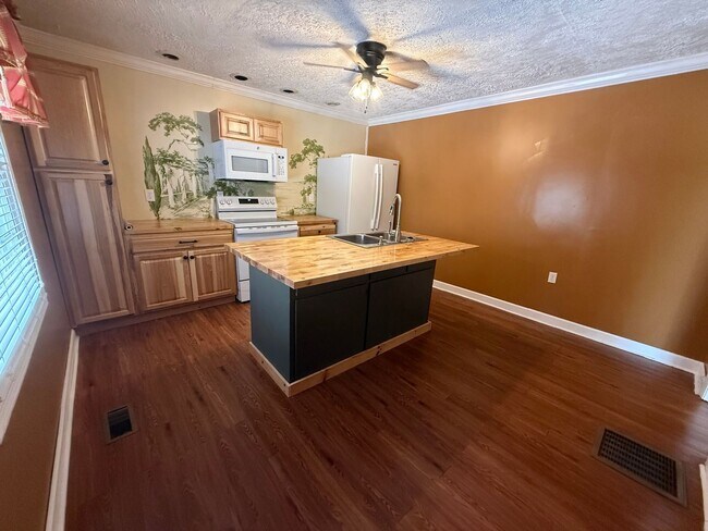 Building Photo - Lance Road Duplex