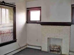La amplia sala de estar con chimenea - 11 3rd Ave