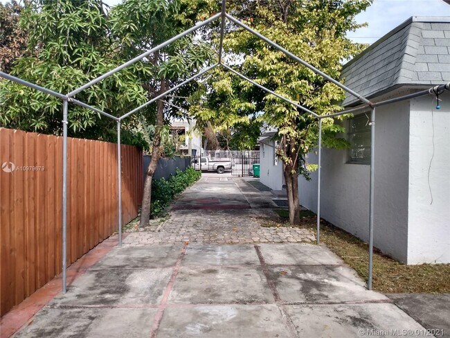 Building Photo - 222 NW 39th St