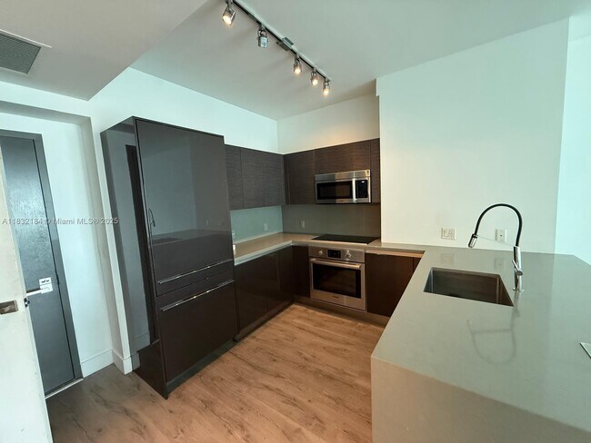 Building Photo - 1080 Brickell Ave