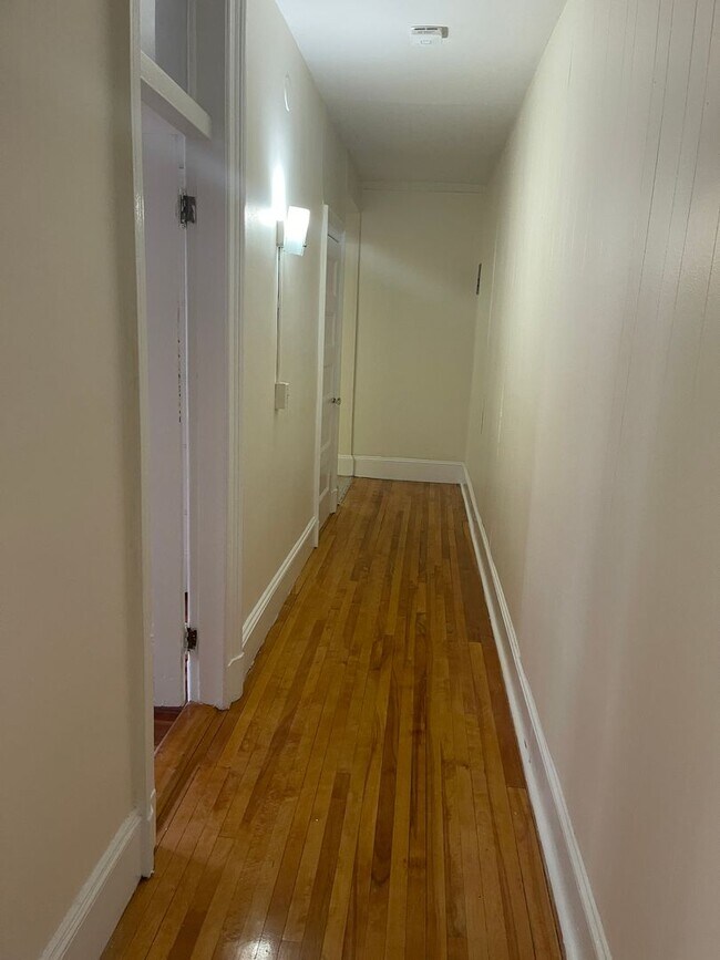 Foto del edificio - Available now or Dec, Jan MASSIVE TOP FLOOR 1 bed in Pacakrds Corner   EASY EASY CHOICE!