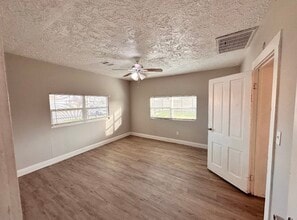 Building Photo - 104 S 7th St