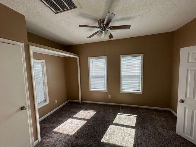 Building Photo - Cozy 1-Bedroom 1 1/2 bathroom Home