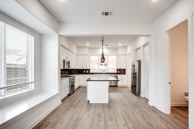 Foto del edificio - Beautiful Townhome in Vintage Township!