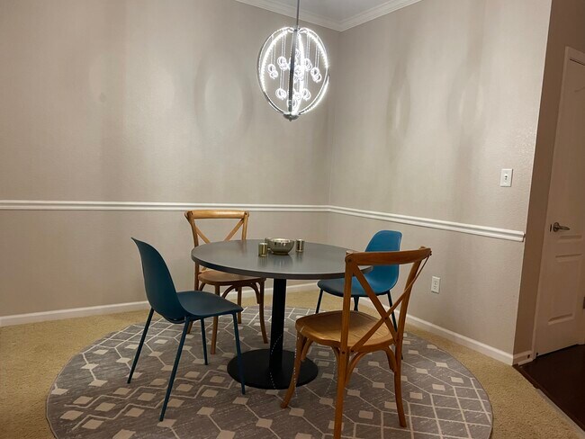 Eat In Area or Office Space - 12820 University Cres