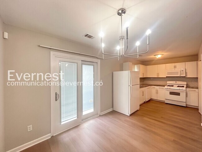 Foto del edificio - 2 Bed/2.5 Bath Town Home with Off-Street Parking / Available Soon!