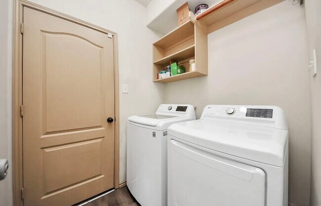 Foto del edificio - 7946 Atwood Hills Ln