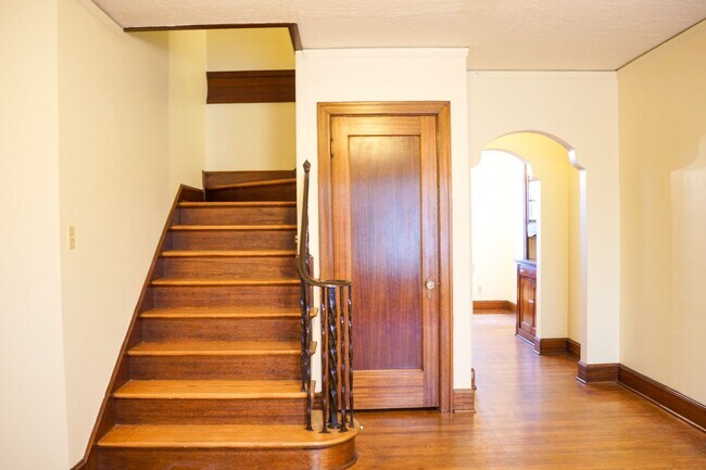 Foto del edificio - Stunning 1931 Townhome with Original Details You've GOT to See!