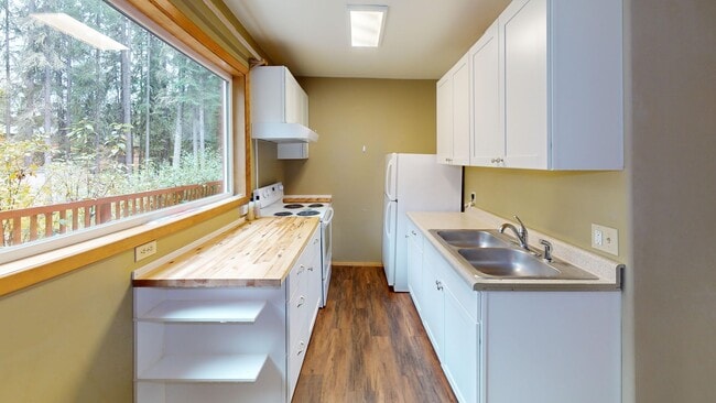 Building Photo - 495 Sun Way