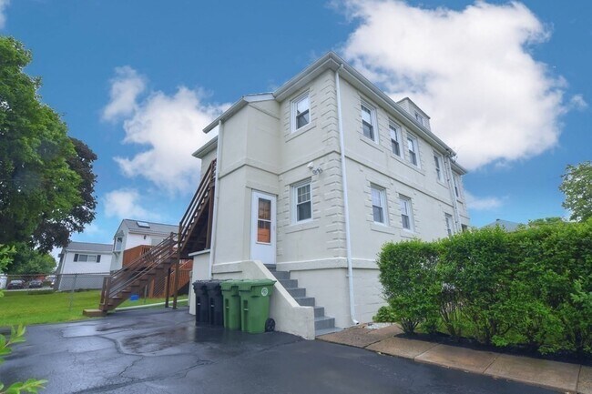 Building Photo - 87 Sparkill St