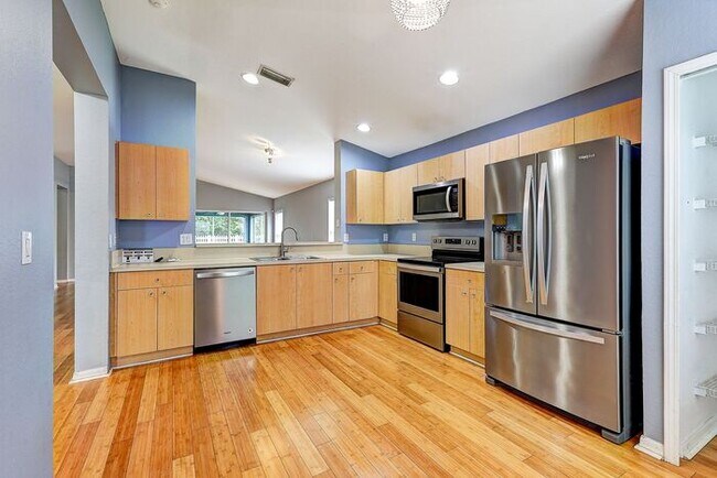 Foto del edificio - Spacious 4-Bedroom Home in Rivercrest, Riv...