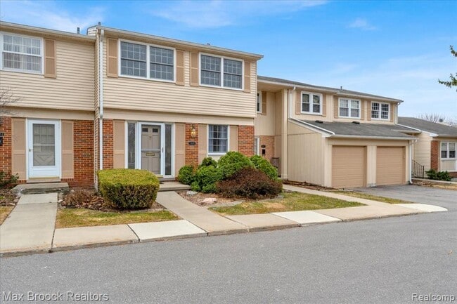 Building Photo - 1613 Brentwood Dr