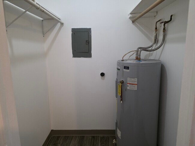 Foto del edificio - 26 Crandall Hill Rd