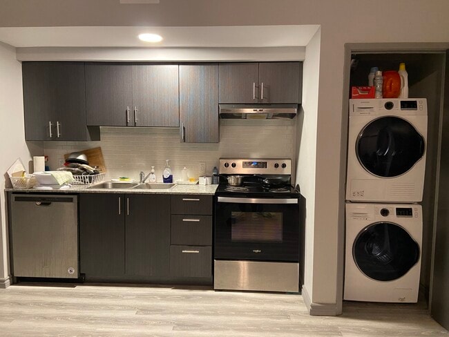 Building Photo - 275 Larch St