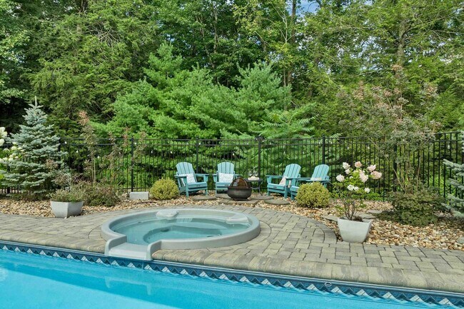 Foto del edificio - 8 Hemlock Ln