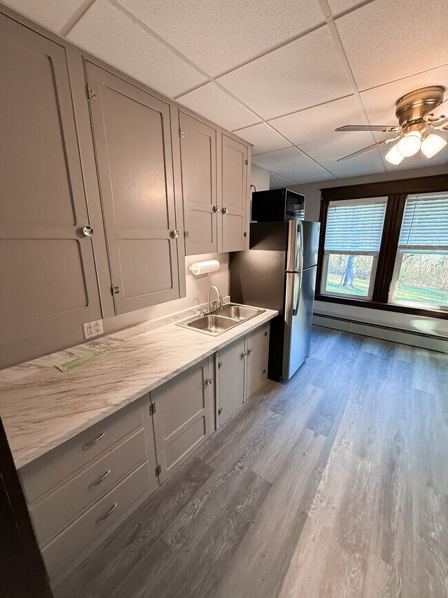 Foto del edificio - 584 Pleasant St