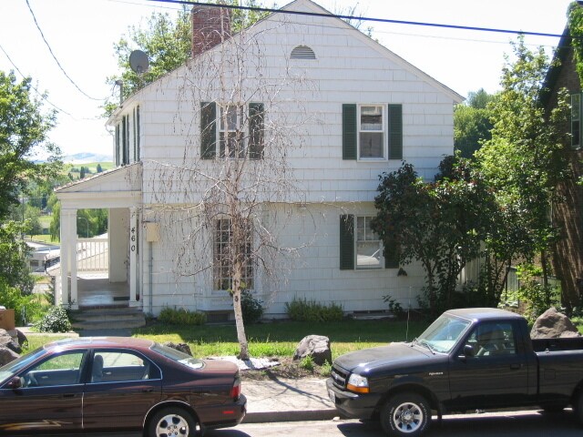 Apartment house with 9 units - 460 NE Maiden Ln