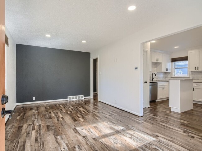 Building Photo - Evolve Real Estate: Recently RENOVATED 2 B...
