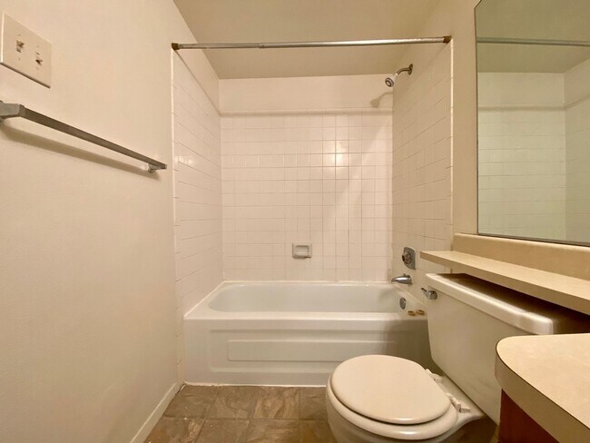 Foto del edificio - 1 Bed 1 Bath Aurora Condo Located Near Che...