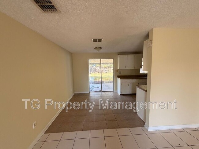 Building Photo - 7045 Prellie St