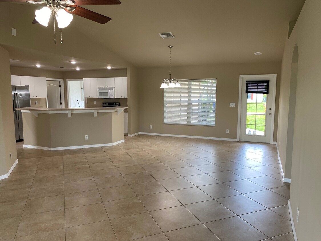 Foto principal - 638 NE Juanita Pl