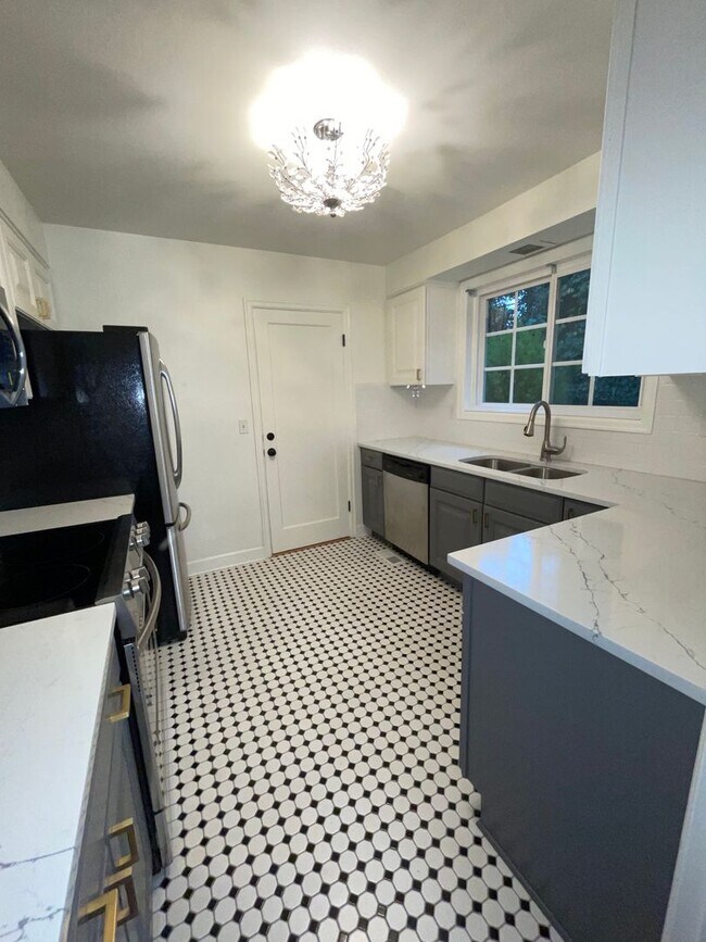 Building Photo - Lake Oswego Townhouse style condo