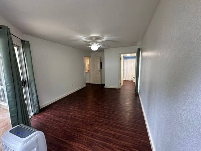 Building Photo - Bright & Breezy 2 bedroom Home in Evergree...