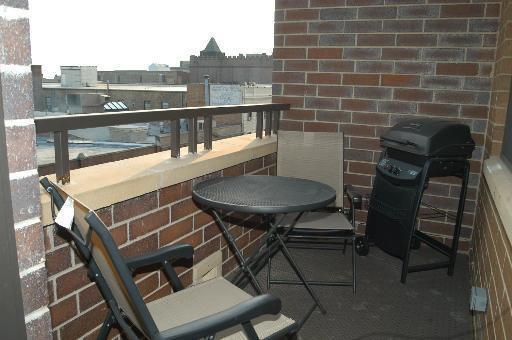 Foto del edificio - Lakeview! Furnished Penthouse 2 bedroom with private balcony