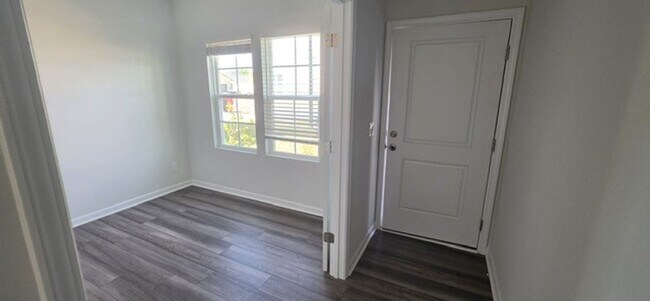 Foto del edificio - *** Move in Ready ***
