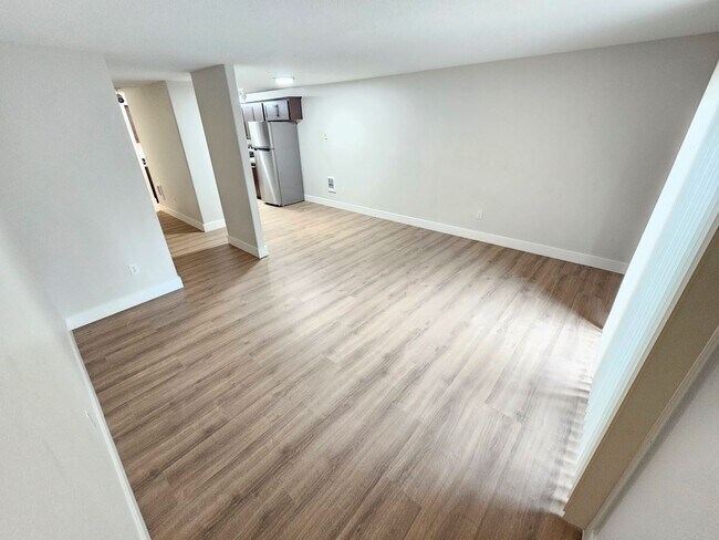Foto del edificio - Large Updated 2 Bed, 1.5 Bath Townhouse w/ Washer & Dryer + Off-street Parking