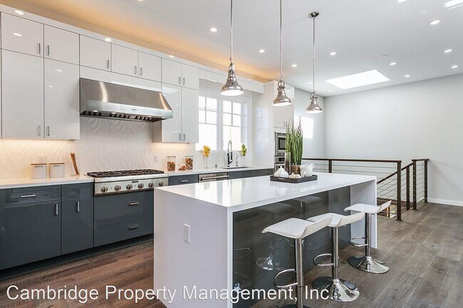 Building Photo - 4 br, 5 bath House - 1412 Vancouver Ave.