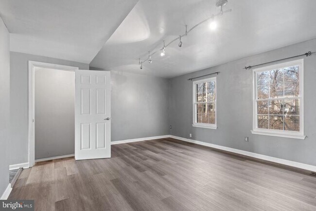 Foto del edificio - 6234 Ducketts Ln