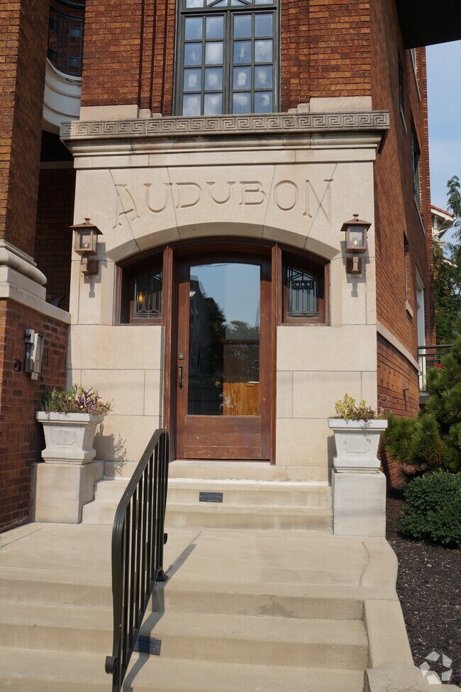La entrada principal en Riverside Drive. - The Audubon