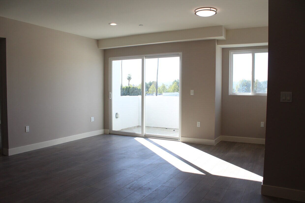 Natural Light - 14848 Delano St