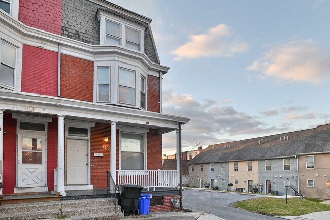 Building Photo - Large 5 Bedroom on Peffer