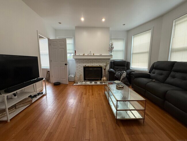 Foto del edificio - 1205 Forest Rd