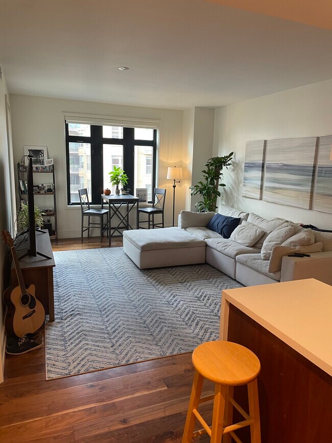 Sala de estar grande con techos de 9ft - 1312 U St NW