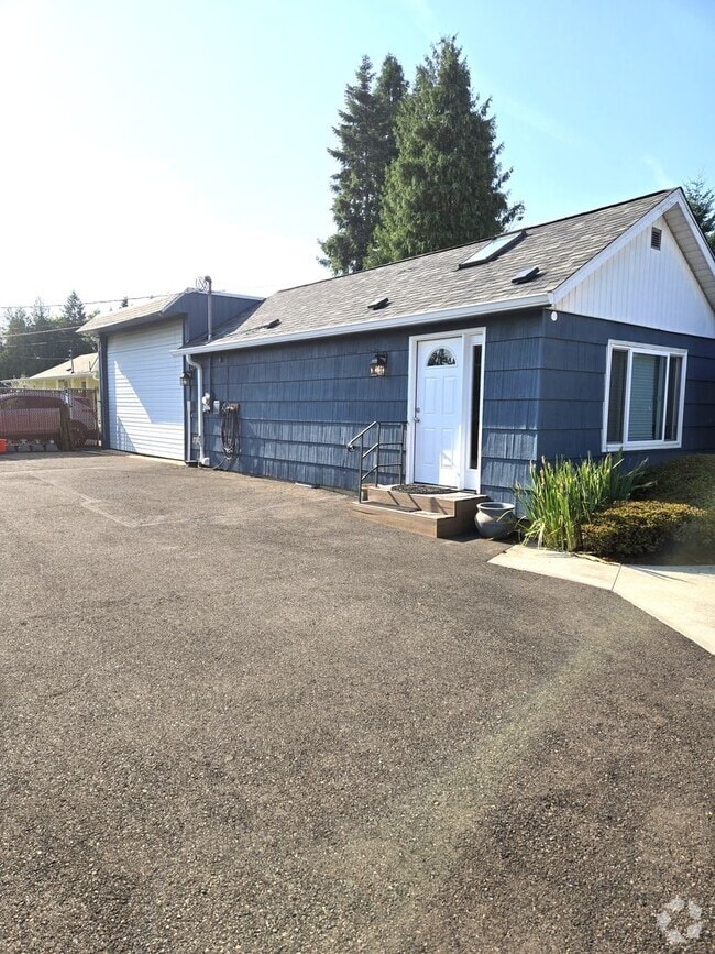Building Photo - 4935 SE Mintone Dr