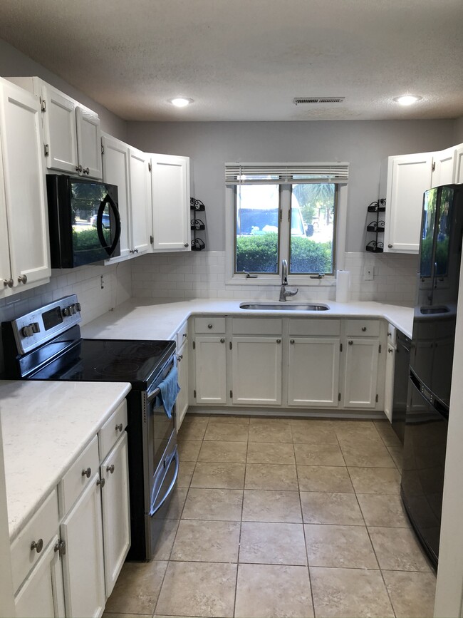 Kitchen - 30 Watersedge Dr