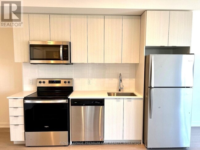 Photo du bâtiment - 859 The Queensway