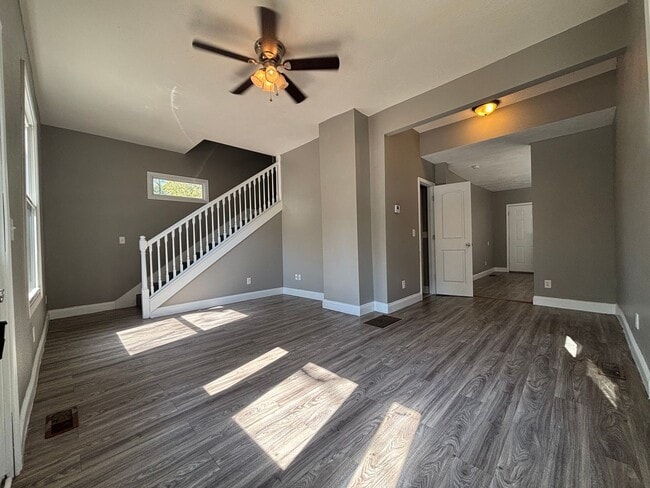 Building Photo - Beautiful 4 Bed 2 Bath house available now!