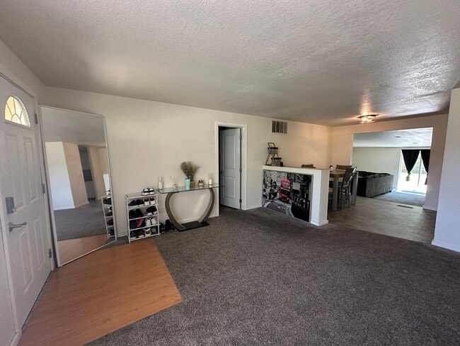 Building Photo - 3 Bed 1 Bath Home in Ferndale with Fenced Backyard