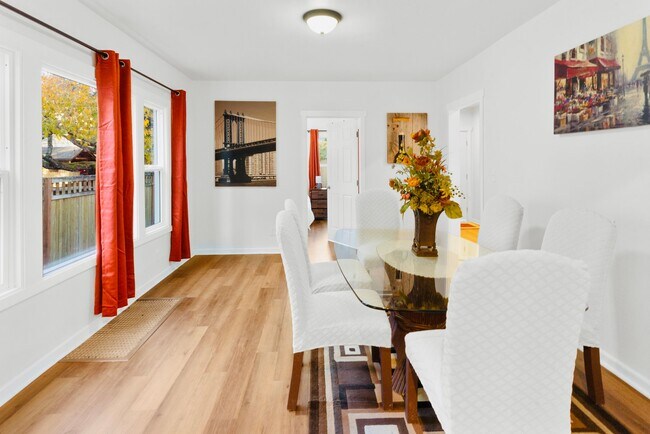 Foto del edificio - 4551 4th Ave NE